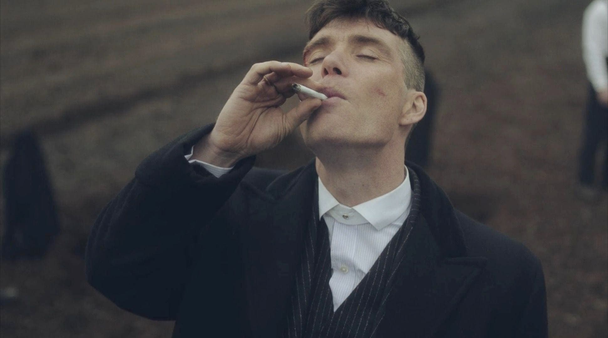 Peaky Blinders: Cillian Murphy ha fumado más de 3000 cigarros falsos para su personaje.
