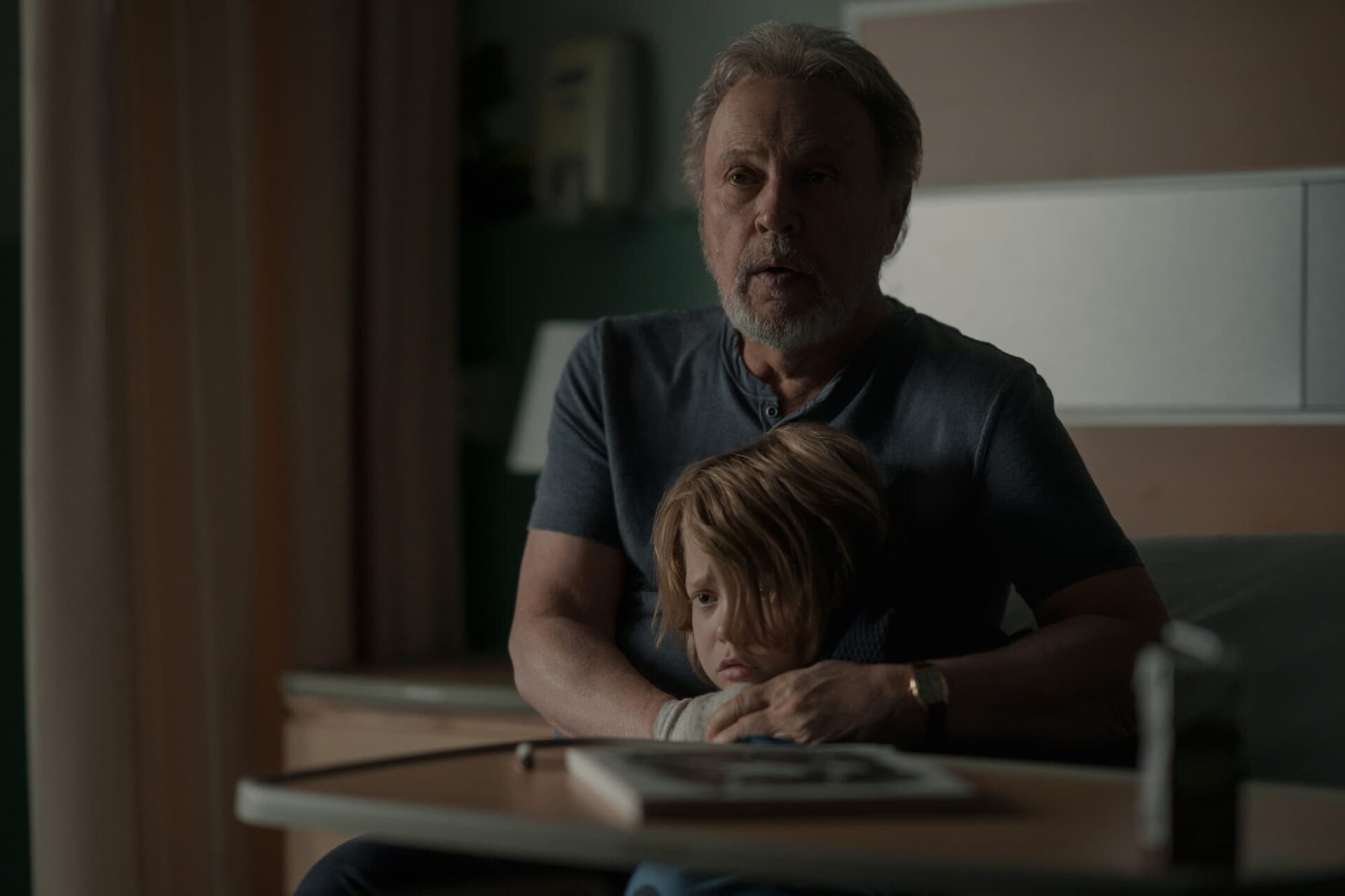 Apple TV+ Desvela un Primer Vistazo a “Before”: Un Thriller Psicológico con Billy Crystal en el Protagonismo